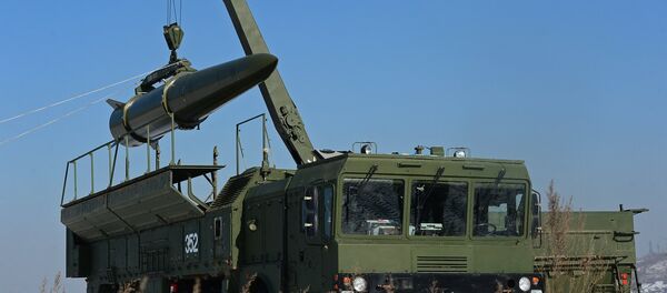 Постављање ракета на лансирни систем Искандер М - Sputnik Србија