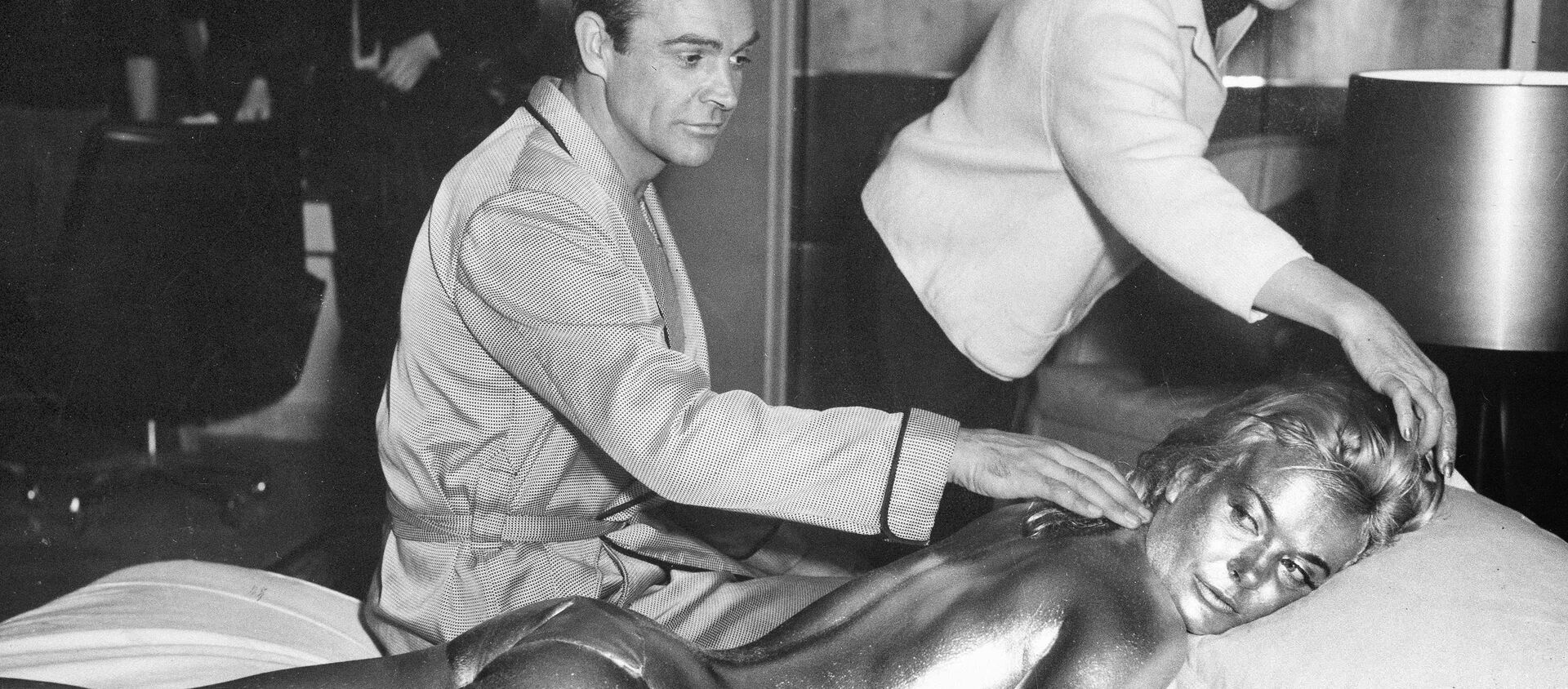 Шон Конери као Џемс Бонд, агент 007 и глумица Ширли Итон на снимању филма Глдфингер 20. априла 1964. - Sputnik Србија, 1920, 05.03.2019