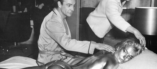 Šon Koneri kao Džems Bond, agent 007 i glumica Širli Iton na snimanju filma Gldfinger 20. aprila 1964. Šon Koneri kao Džems Bond, agent 007 i glumica Širli Iton na snimanju filma Gldfinger 20. aprila 1964. - Sputnik Srbija