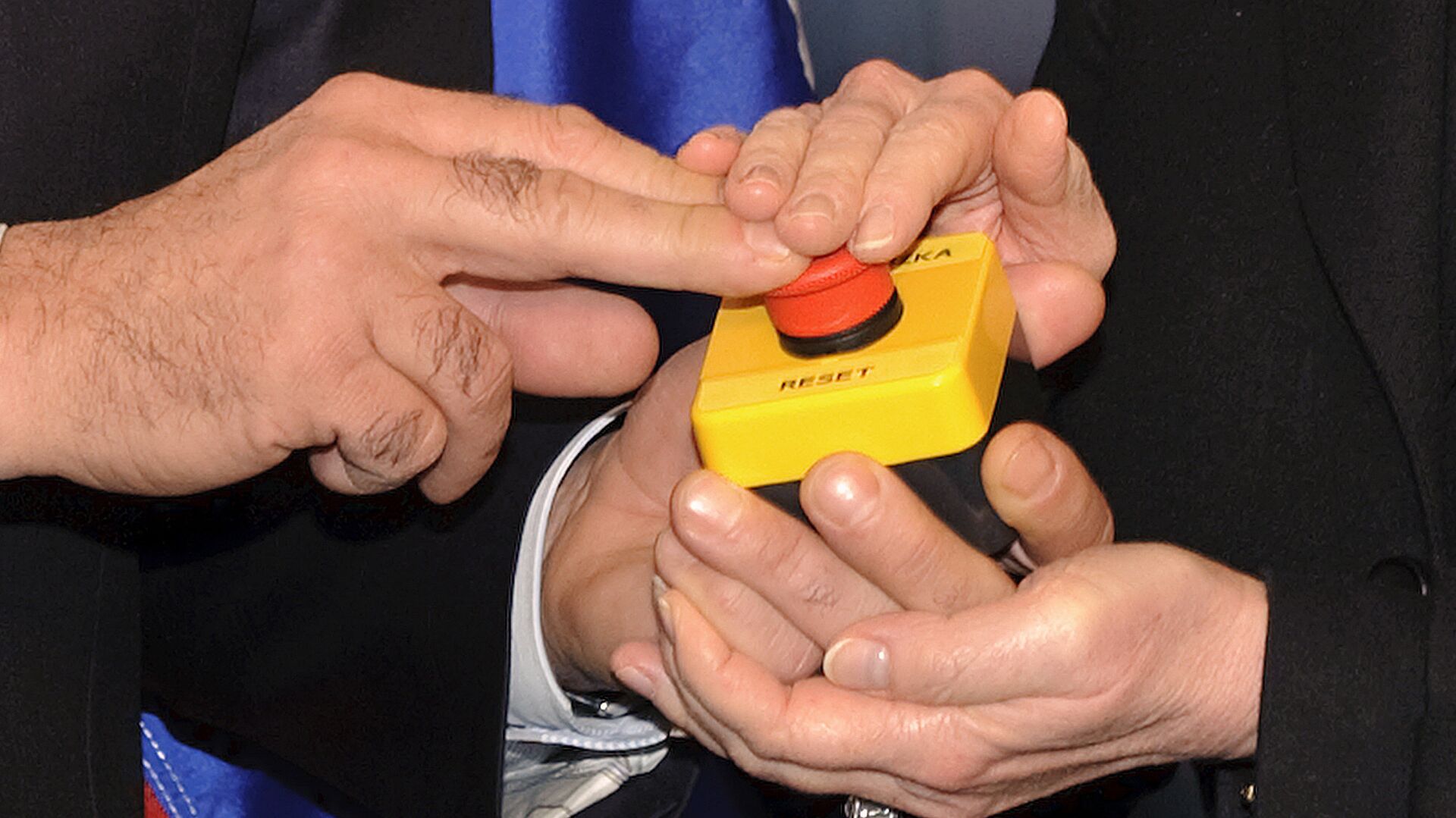 Ruski ministar spoljnih poslova Sergej Lavrov i državna sekretarka SAD Hilari Klinton pritiskaju crveno dugme - Sputnik Srbija, 1920, 26.02.2021