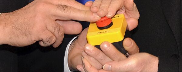 Руски министар спољних послова Сергеј Лавров и државна секретарка САД Хилари Клинтон притискају црвено дугме - Sputnik Србија