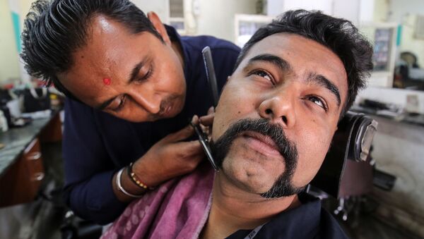 Мужчина выстригает усы, как у индийского пилота Абхинандана Вартамана, попавшего в пакистанский плен - Sputnik Србија