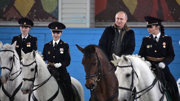 Председник Русије Владимир Путин током посете полицијском коњичком пуку у Москви - Sputnik Србија
