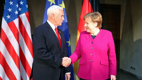 Потпредседник САД Мајк Пенс и немачка канцеларка Ангела Меркел на Минхенској конференцији о безбедности - Sputnik Србија