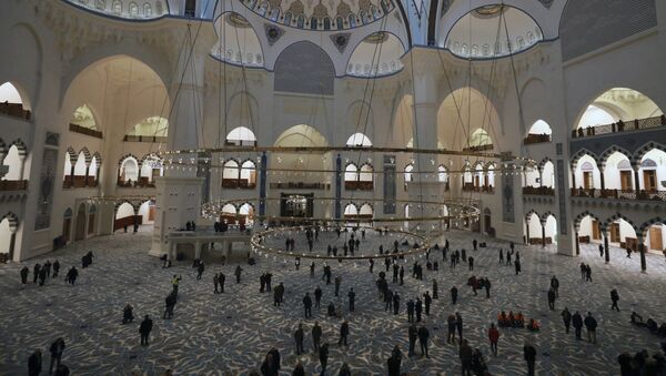 Унутрашњост највеће џамија у Турској која је отворена 7. марта на брду на азијској страни Истанбула - Sputnik Србија