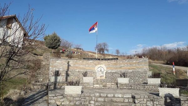 Vraćen jarbol sa srpskom zastavom na spomen-obeležje u Velikoj Hoči - Sputnik Srbija