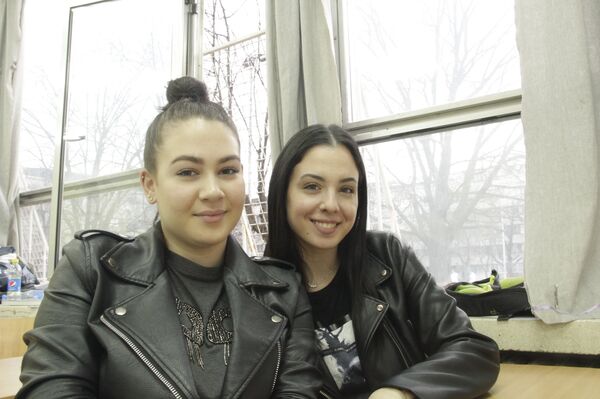 Емилија Анђелковић и Ања Јанковић пристале су да раде, чувају децу, месе кифлице, јер матурска екскурзија је нешто што се памти целог живота, не постоји разлог да неко дете то пропусти. Емилија Анђелковић и Ања Јанковић пристале су да раде, чувају децу, месе кифлице, јер матурска екскурзија је нешто што се памти целог живота, не постоји разлог да неко дете то пропусти. - Sputnik Србија