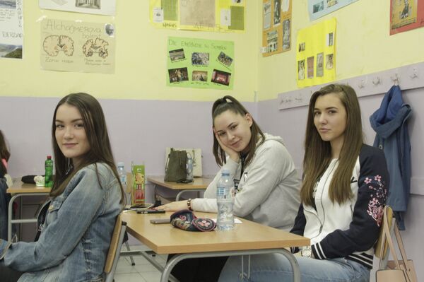 Ива Маринковић, Хана Ећо и Јелица Левајац прихватиле су необичан посао у којем ће, кажу, уживати. Спремају се да по позиву једне госпође из комшилука попишу њену библиотеку у којој је више од хиљаду и по књига. Ива Маринковић, Хана Ећо и Јелица Левајац прихватиле су необичан посао у којем ће, кажу, уживати. Спремају се да по позиву једне госпође из комшилука попишу њену библиотеку у којој је више од хиљаду и по књига. - Sputnik Србија