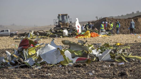 Спасиоци на месту рушења авиона Боинг 737 у Дебре Зајту у близини Адис Абебе у Етиопији - Sputnik Србија