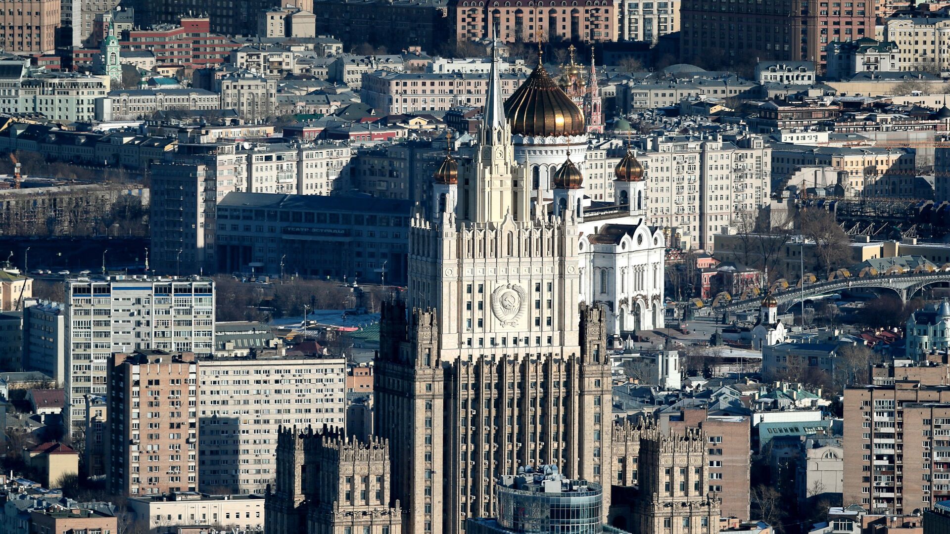 Pogled na zgradu Ministarstva spoljnih poslova Rusije i hrama Hrista Spasitelja u Moskvi - Sputnik Srbija, 1920, 13.04.2022