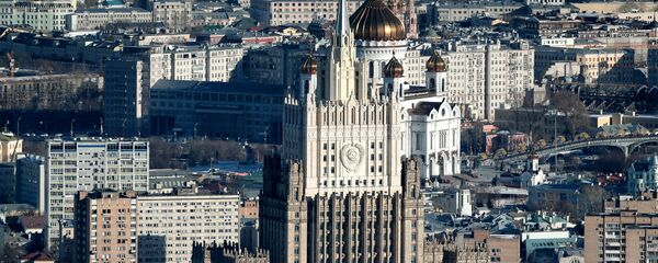 Pogled na zgradu Ministarstva spoljnih poslova Rusije i hrama Hrista Spasitelja u Moskvi - Sputnik Srbija