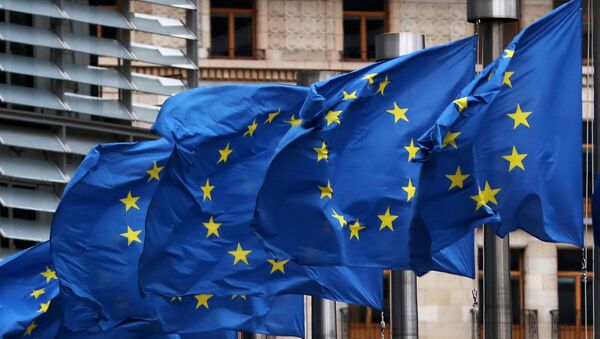 Zastave EU isred sedišta EU u Briselu - Sputnik Srbija