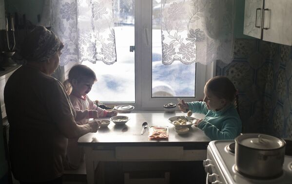 Snežna bajka: Kakav je život u udaljenom sibirskom selu - Sputnik Srbija