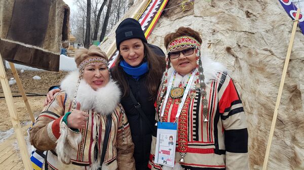 Новинарка Спутњика Оливера Икодиновић са представницима народа крајњег севера Русије Новинарка Спутњика Оливера Икодиновић са представницима народа крајњег севера Русије - Sputnik Србија