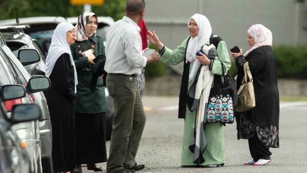 Članovi porodice ispred džamije nakon pucnjave u džamiju Al Nur, Novi Zeland, 15. marta 2019. godine. - Sputnik Srbija