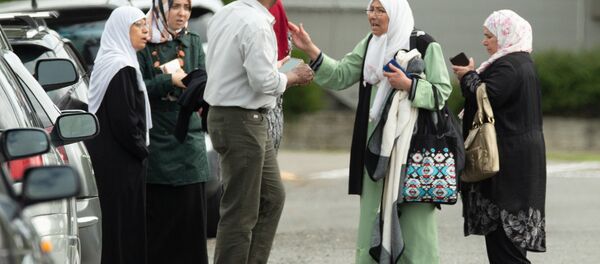 Чланови породице испред џамије након пуцњаве у џамију Ал Нур, Нови Зеланд, 15. марта 2019. године. - Sputnik Србија