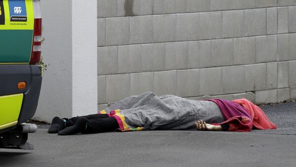 Telo jednog od poginulih u pucnjavi u džamiji u novozelandskom gradu Krajstčerč - Sputnik Srbija