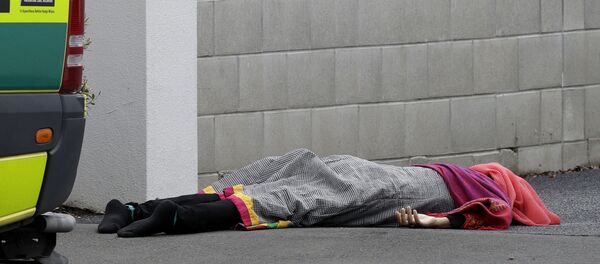 Telo jednog od poginulih u pucnjavi u džamiji u novozelandskom gradu Krajstčerč - Sputnik Srbija