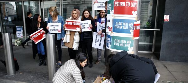 Poruke saučešća posle napada u džamiji na Novom Zelandu, ispred ambasade u Londonu Poruke saučešća posle napada u džamiji na Novom Zelandu, ispred ambasade u Londonu - Sputnik Srbija