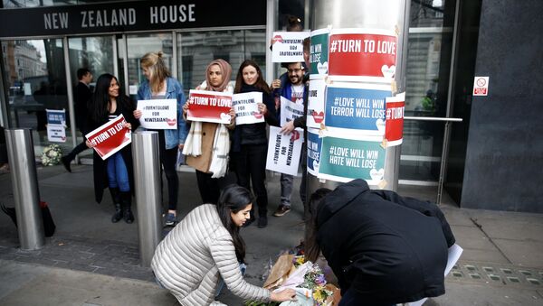 Poruke saučešća posle napada u džamiji na Novom Zelandu, ispred ambasade u Londonu - Sputnik Srbija