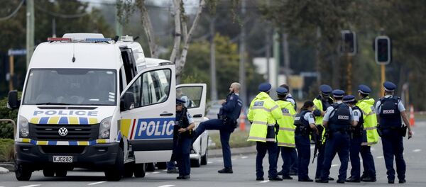 Pripadnici policije ispred džamije u Krajstčerču na Novom Zelandu - Sputnik Srbija