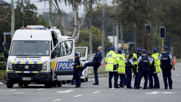 Pripadnici policije ispred džamije u Krajstčerču na Novom Zelandu - Sputnik Srbija