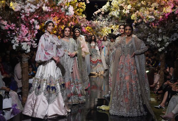 Zanosna lepota: Raskošna pakistanska nedelja mode - Sputnik Srbija