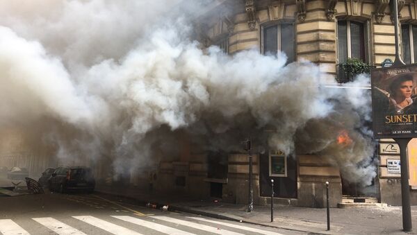 Пожар у банци на протестима Жутих прслука у Паризу - Sputnik Србија