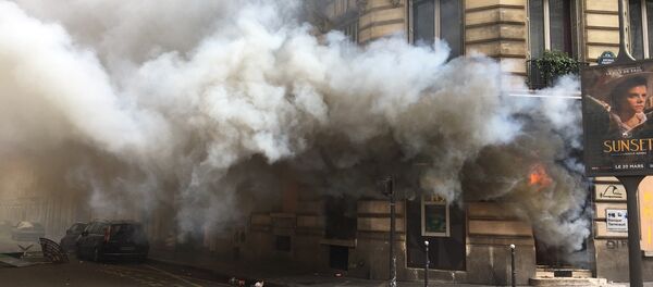 Požar u banci na protestima Žutih prsluka u Parizu Požar u banci na protestima Žutih prsluka u Parizu - Sputnik Srbija