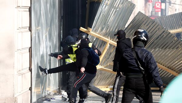 Demonstranti demoliraju izlog luksuzne prodavnice na protestima Žutih prsluka u Parizu - Sputnik Srbija