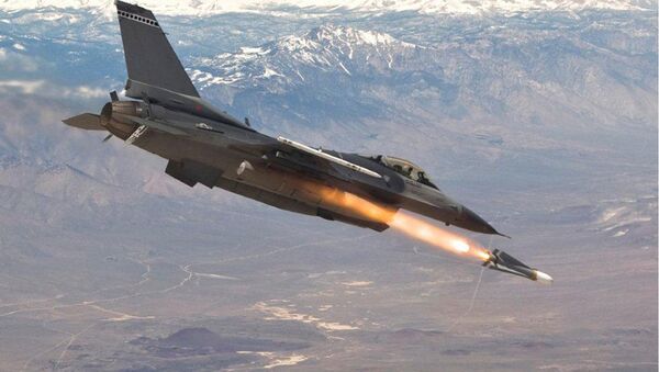 Avion F-16 ispaljuje raketu Maverik - Sputnik Srbija