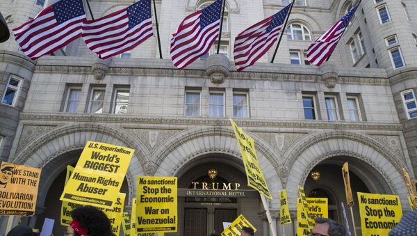 Активисти пролазе поред Хотела Трамп на протесту Даље руке од Венецуеле! у Вашингтону - Sputnik Србија