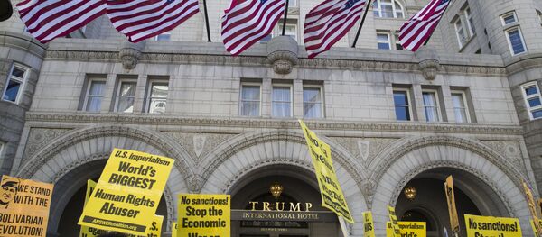 Активисти пролазе поред Хотела Трамп на протесту Даље руке од Венецуеле! у Вашингтону Активисти пролазе поред Хотела Трамп на протесту Даље руке од Венецуеле! у Вашингтону - Sputnik Србија