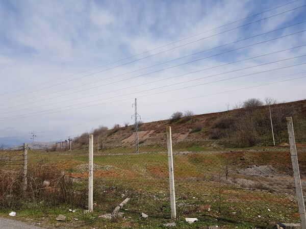 Ограда у селу Ботун којом је ограђен базен Ограда у селу Ботун којом је ограђен базен - Sputnik Србија