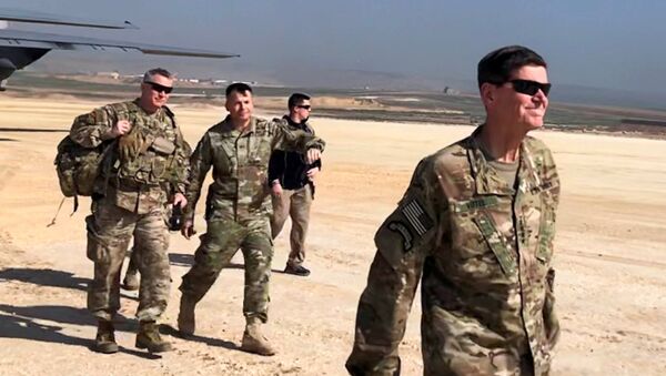 Američki general Džozef Votel u poseti vazdušnoj bazi na nepoznatoj lokaciji u severnoj Siriji - Sputnik Srbija