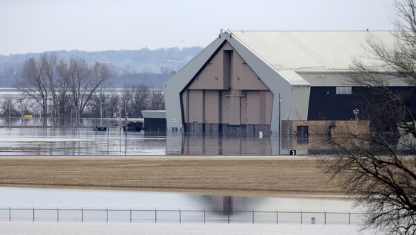 Poplavljeni hangar u američkoj vojnoj bazi Ofut u državi Nebraska - Sputnik Srbija