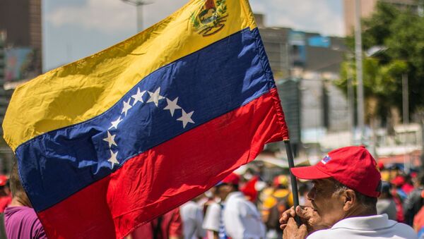 Учесници митинга подршке председнику Венецуеле Николасу Мадуру у Каракасу - Sputnik Србија