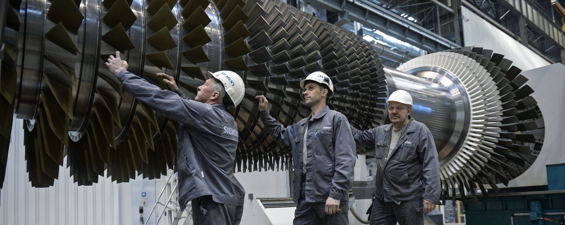 Radnici pregledaju rotor sa lopaticama u pogonu fabrike Simens u Sankt Peterburgu - Sputnik Srbija, 1920, 14.08.2019