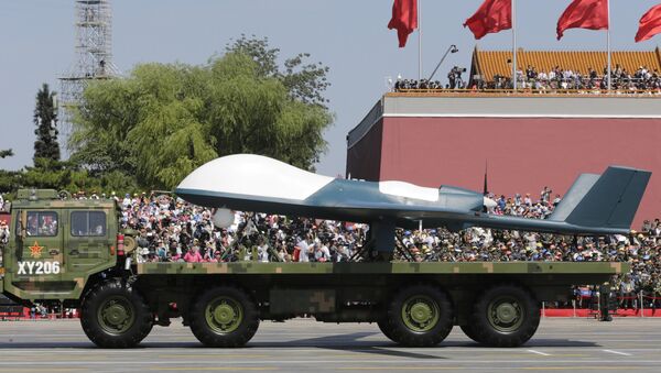 Војно возило са кинеском беспилотном летелицом Птеродактил I на војној паради у Пекингу - Sputnik Србија