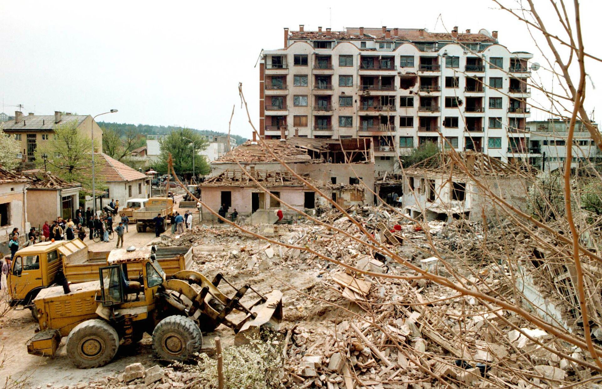 Чишћење рушевина у Алексинцу 9. априла 1999. три дана после бомбардовања касетним бомбама у коме је погинуло 14 људи. - Sputnik Србија, 1920, 14.11.2021