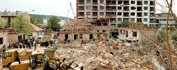 Čišćenje ruševina u Aleksincu 9. aprila 1999. tri dana posle bombardovanja kasetnim bombama u kome je poginulo 14 ljudi. - Sputnik Srbija