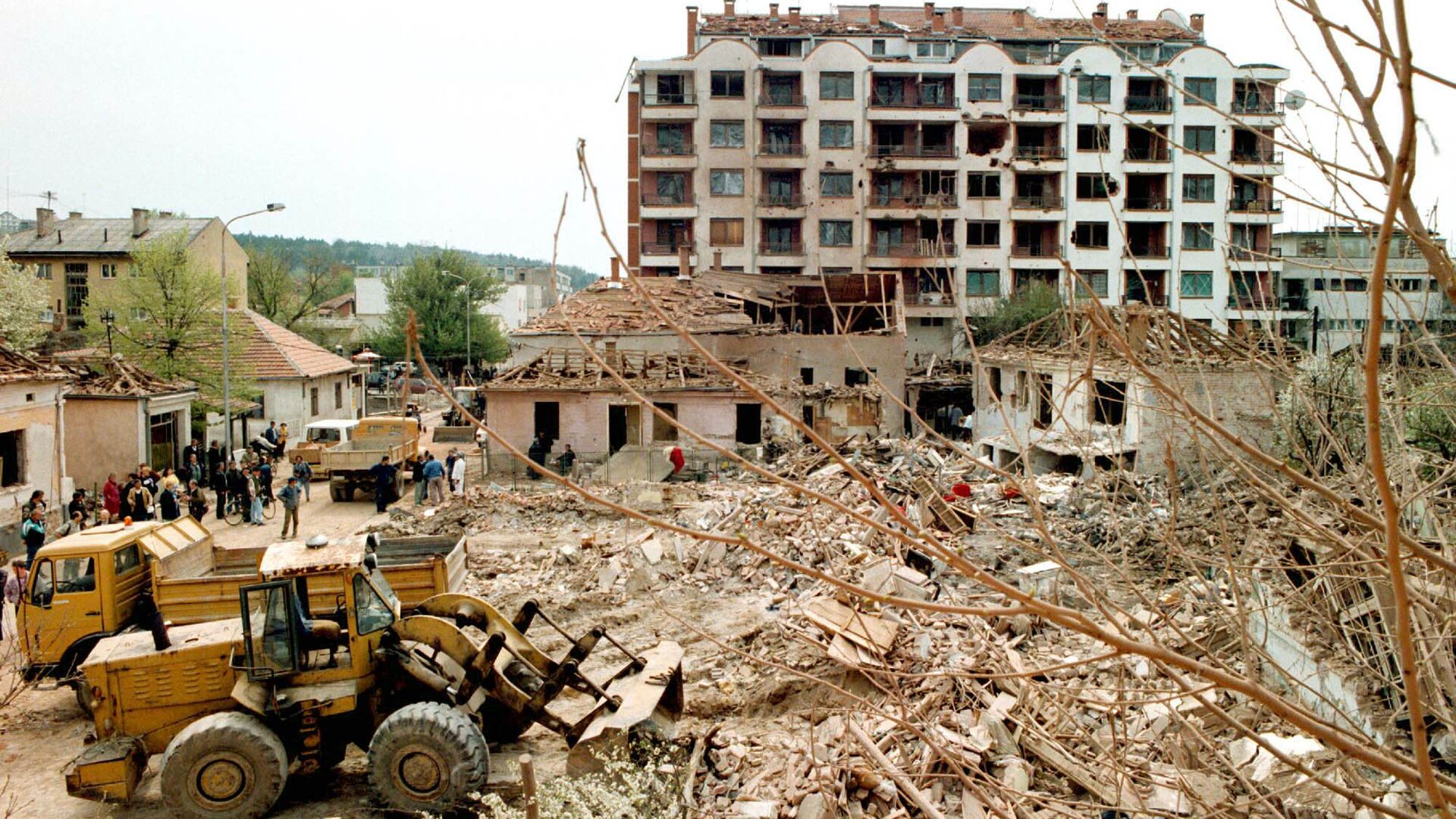 Чишћење рушевина у Алексинцу 9. априла 1999. три дана после бомбардовања касетним бомбама у коме је погинуло 14 људи. - Sputnik Србија, 1920, 16.03.2022
