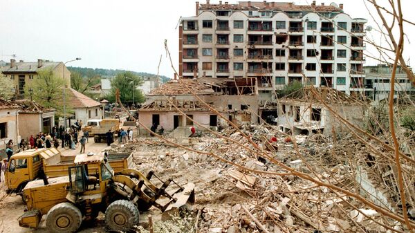Čišćenje ruševina u Aleksincu 9. aprila 1999. tri dana posle bombardovanja kasetnim bombama u kome je poginulo 14 ljudi. - Sputnik Srbija