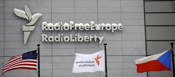 Централа Радија Слободна Европа у Прагу са заставама САД и Чешке. - Sputnik Србија