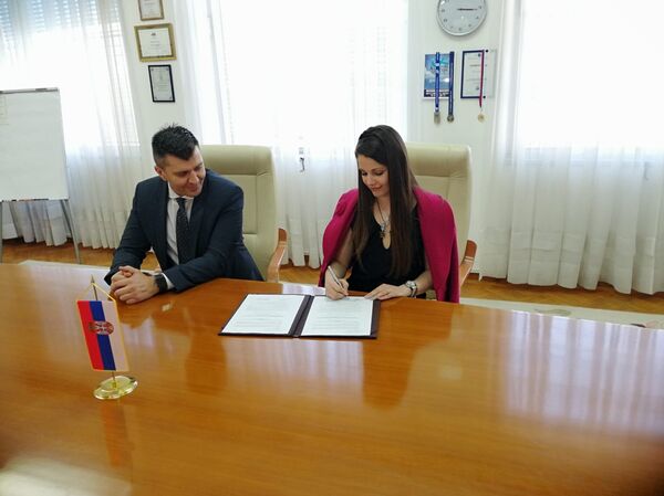 Директорка Међународног центра за очување и истраживање културно-историјског наслеђа Источне Европе „Меморијал“, Антонела Бијелић и министар рада Зоран Ђорђевић потписали су Меморандум о сарадњи - Sputnik Србија