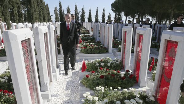 Predsednik Turske Redžep Tajip Erdogan obilazi groblje turskih vojnika poginulih za vreme Prvog svetskog rata na Galipolju - Sputnik Srbija