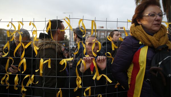 Демонстранти крај ограде са жутим тракама у Барселони на протесту због притварања каталонских лидера 25. марта 2018. - Sputnik Србија