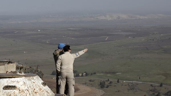 Припадници мировних снага Уједињених нација на контролном пункту посматрају израелско-сиријску границу на Голанским висоравнима - Sputnik Србија