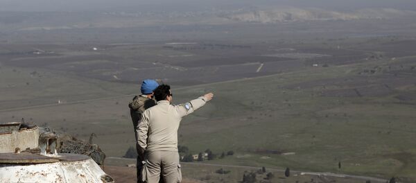 Припадници мировних снага Уједињених нација на контролном пункту посматрају израелско-сиријску границу на Голанским висоравнима - Sputnik Србија