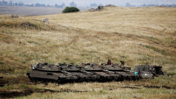Израелски војници стоје поред тенкова у близини израелске стране границе са Сиријом на окупираној Голанској висоравни - Sputnik Србија